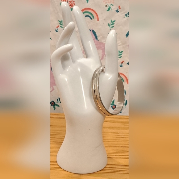 EUC Vintage Monet Silver Tone Thick Casual Shiny Bangle Bracelet Jewelry - Picture 1 of 4